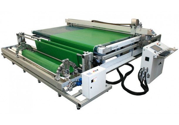 Plotter de découpe à tapis convoyeur destiné à la découpe continue de textiles techniques SM-320-TA